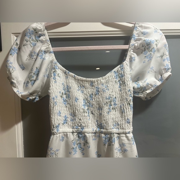 💙 Hollister Blue and White Floral Spring Summer Dress in XS Open Back - Picture 2 of 6